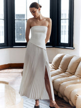 Einfarbiges, plissiertes, trägerloses Kleid mit Schlitz